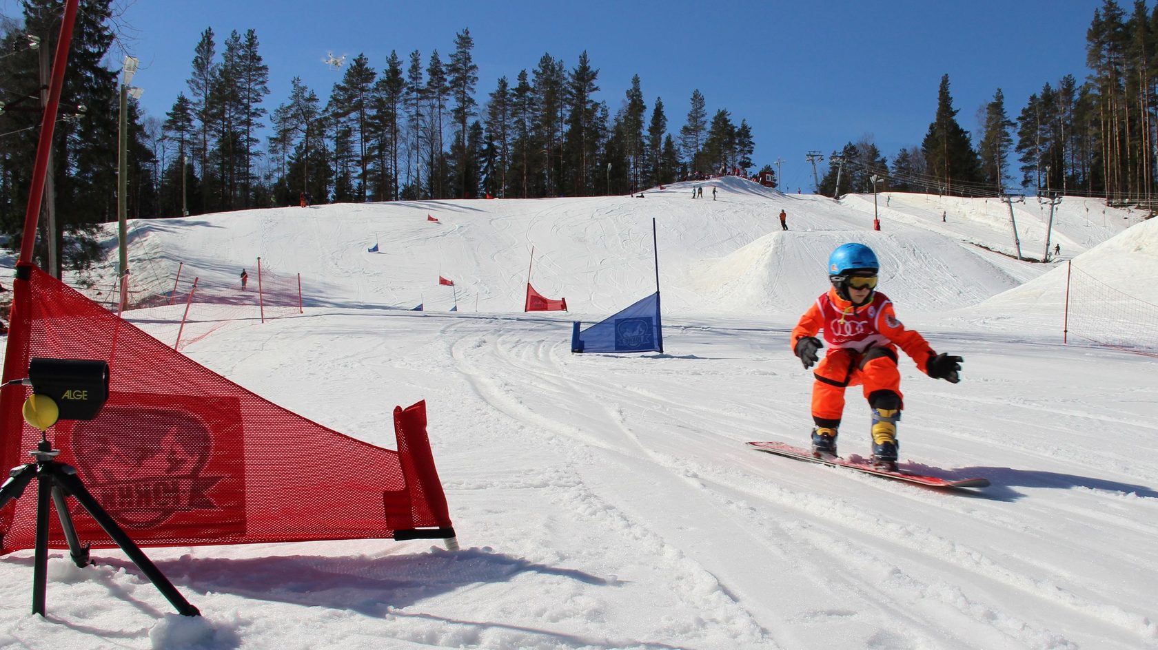 Детское занятие по катанию на сноуборде
