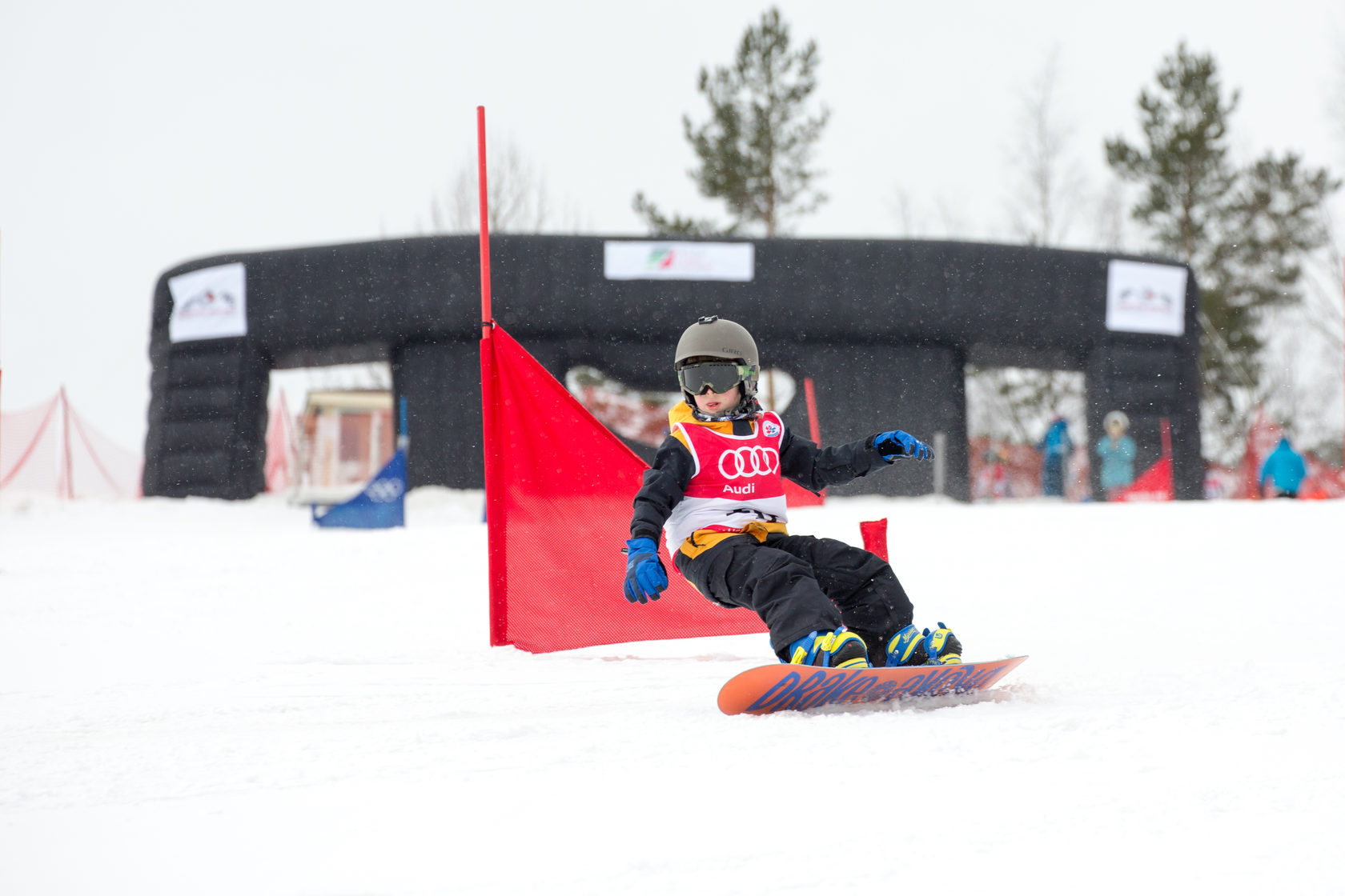 Детское занятие по катанию на сноуборде