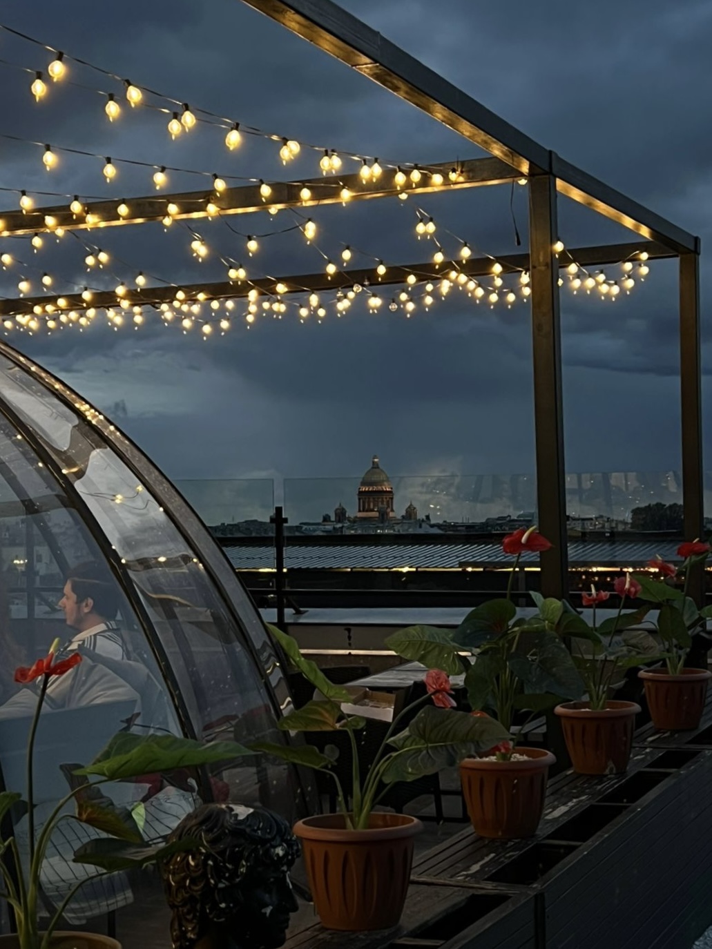 Свидание на крыше в куполе