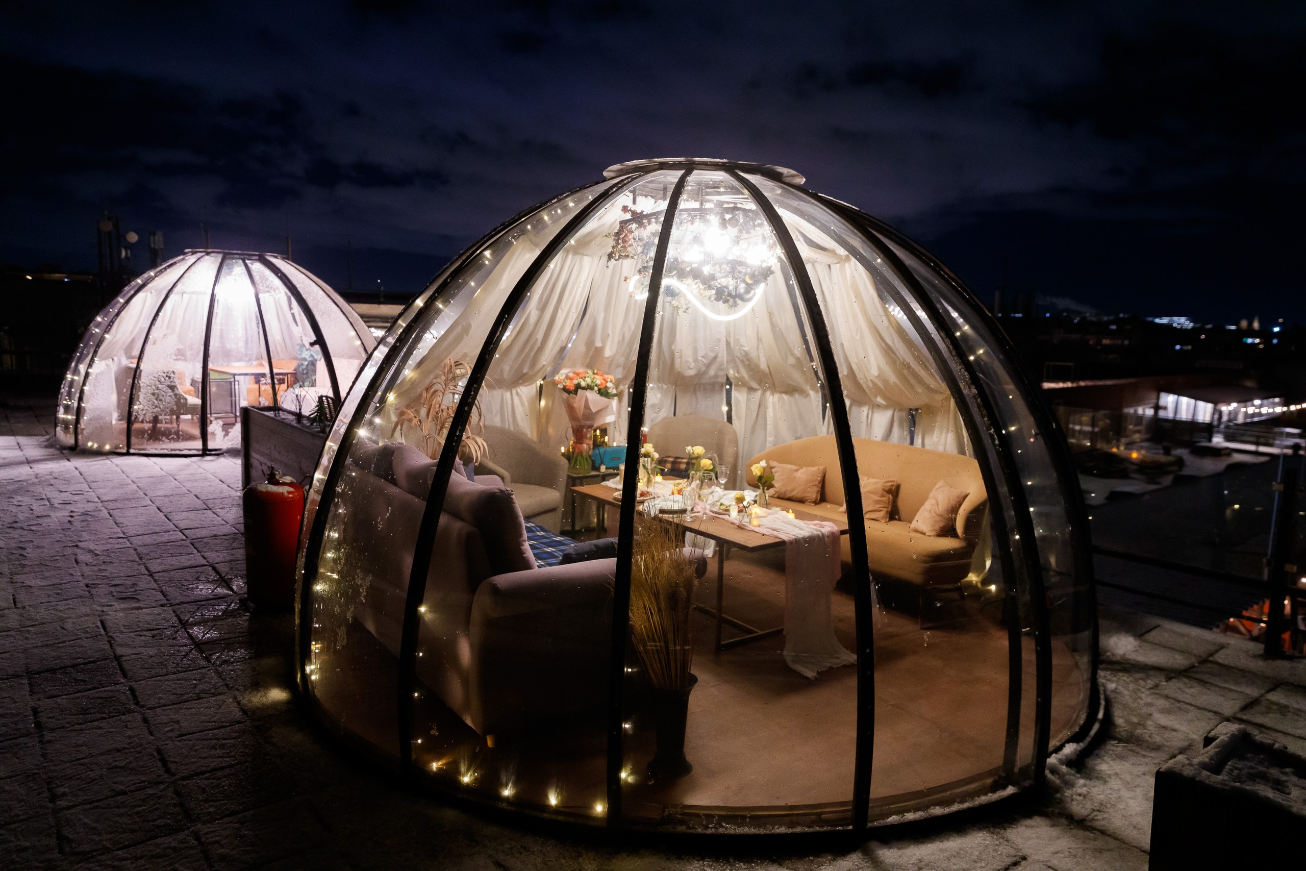 Праздник для компании на крыше в куполе