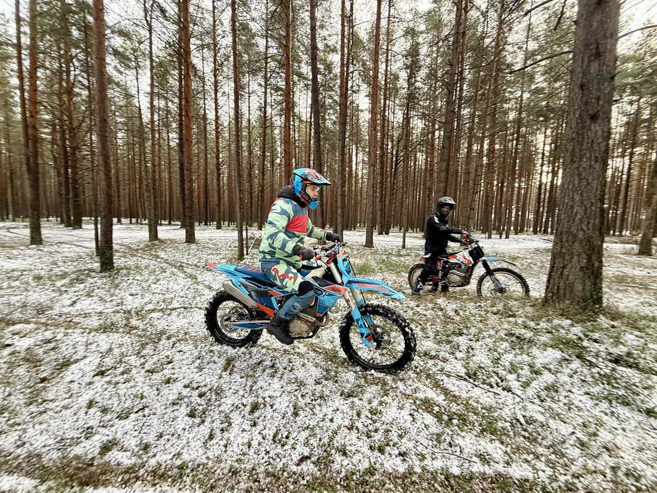 Драйвовое катание на питбайке