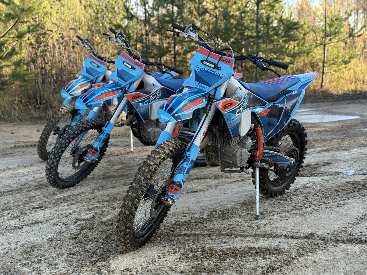 Драйвовое катание на питбайке