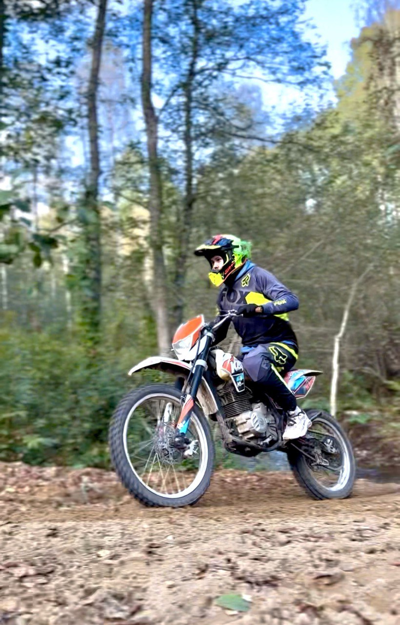 Катание на мотоцикле эндуро