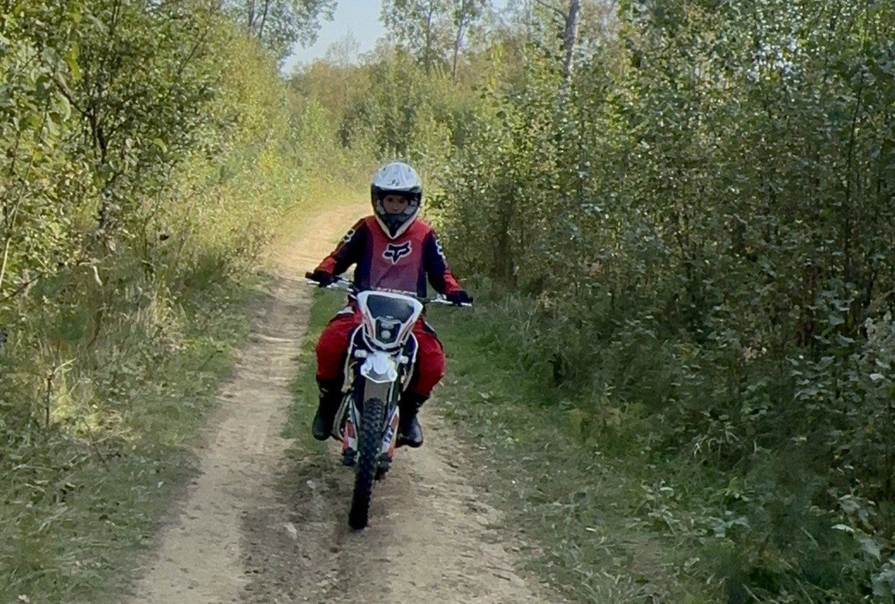 Катание на мотоцикле эндуро