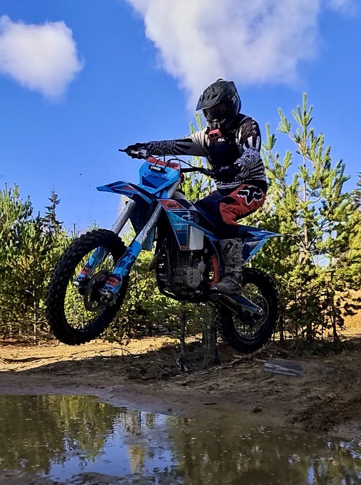 Катание на мотоцикле эндуро