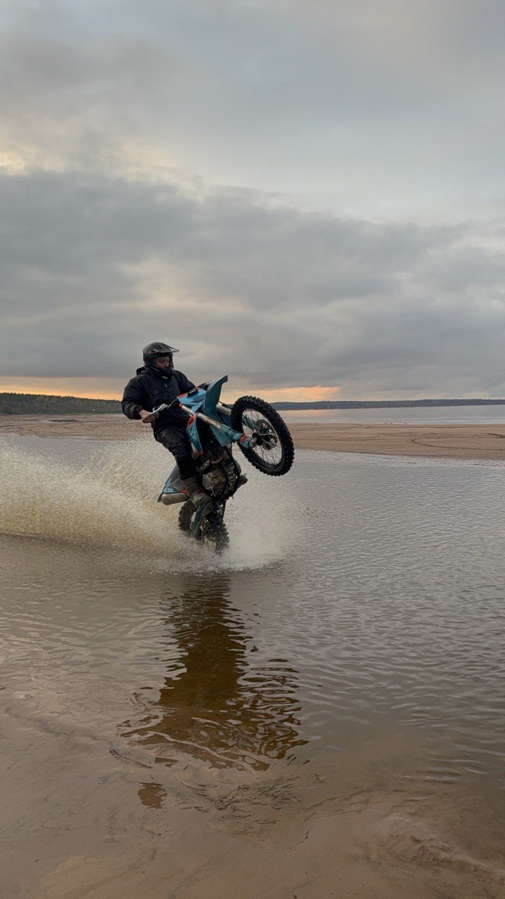 Катание на мотоцикле эндуро