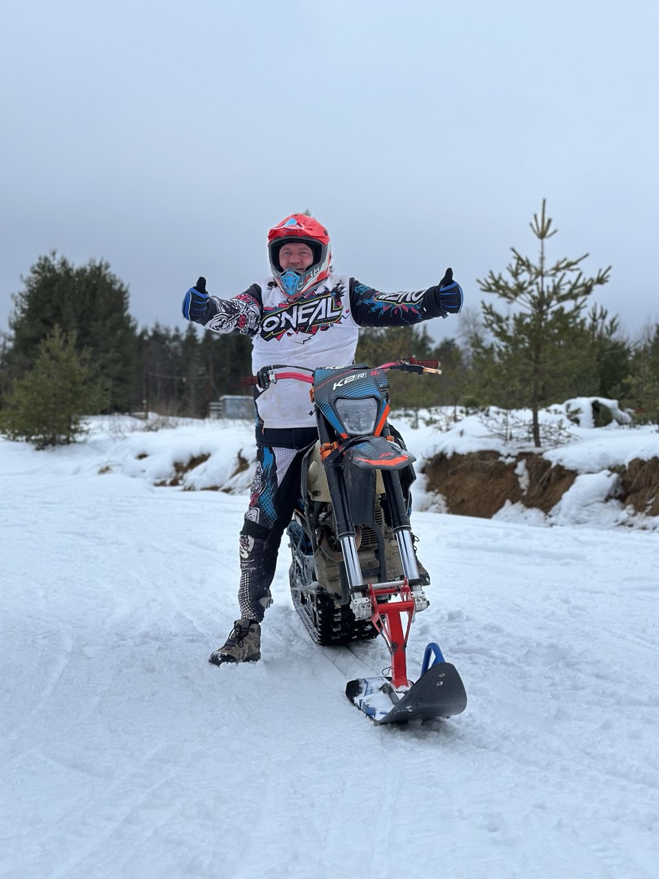 Драйвовое катание на сноубайке