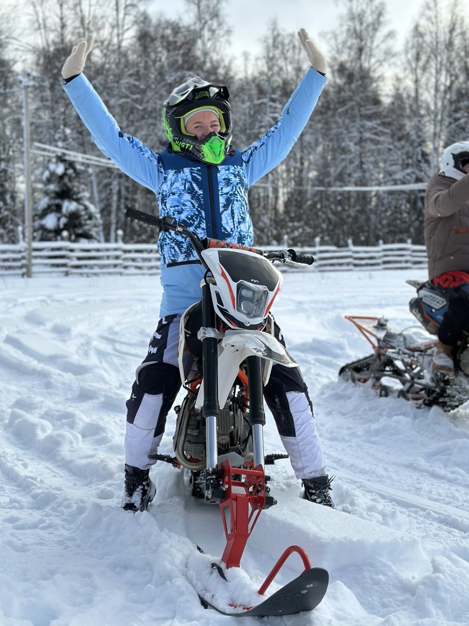 Драйвовое катание на сноубайке