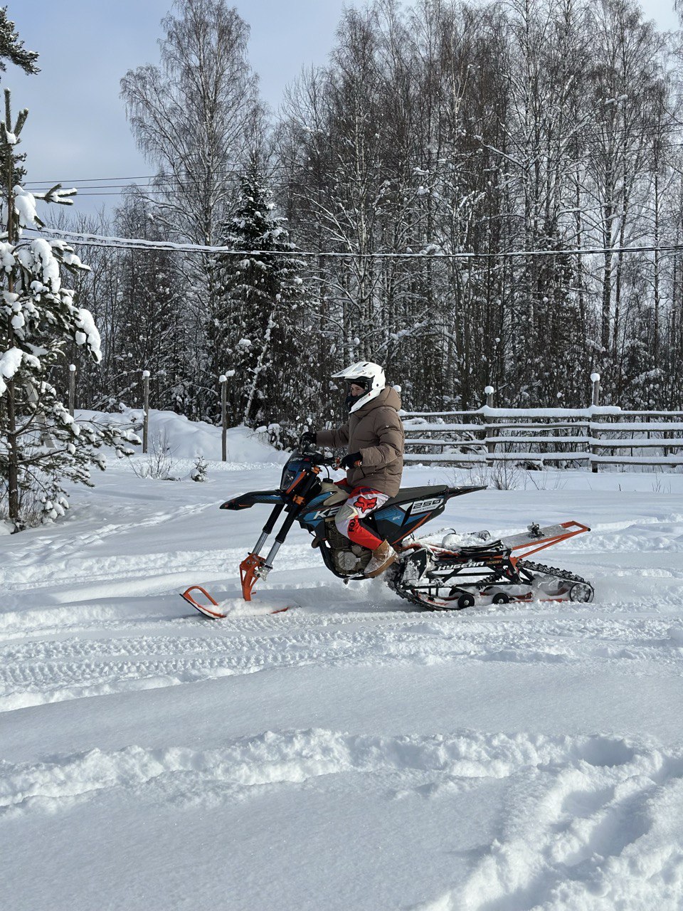 Драйвовое катание на сноубайке