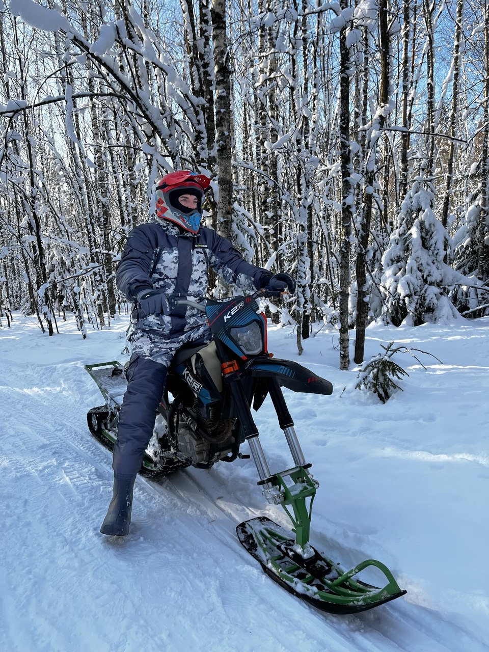 Драйвовое катание на сноубайке
