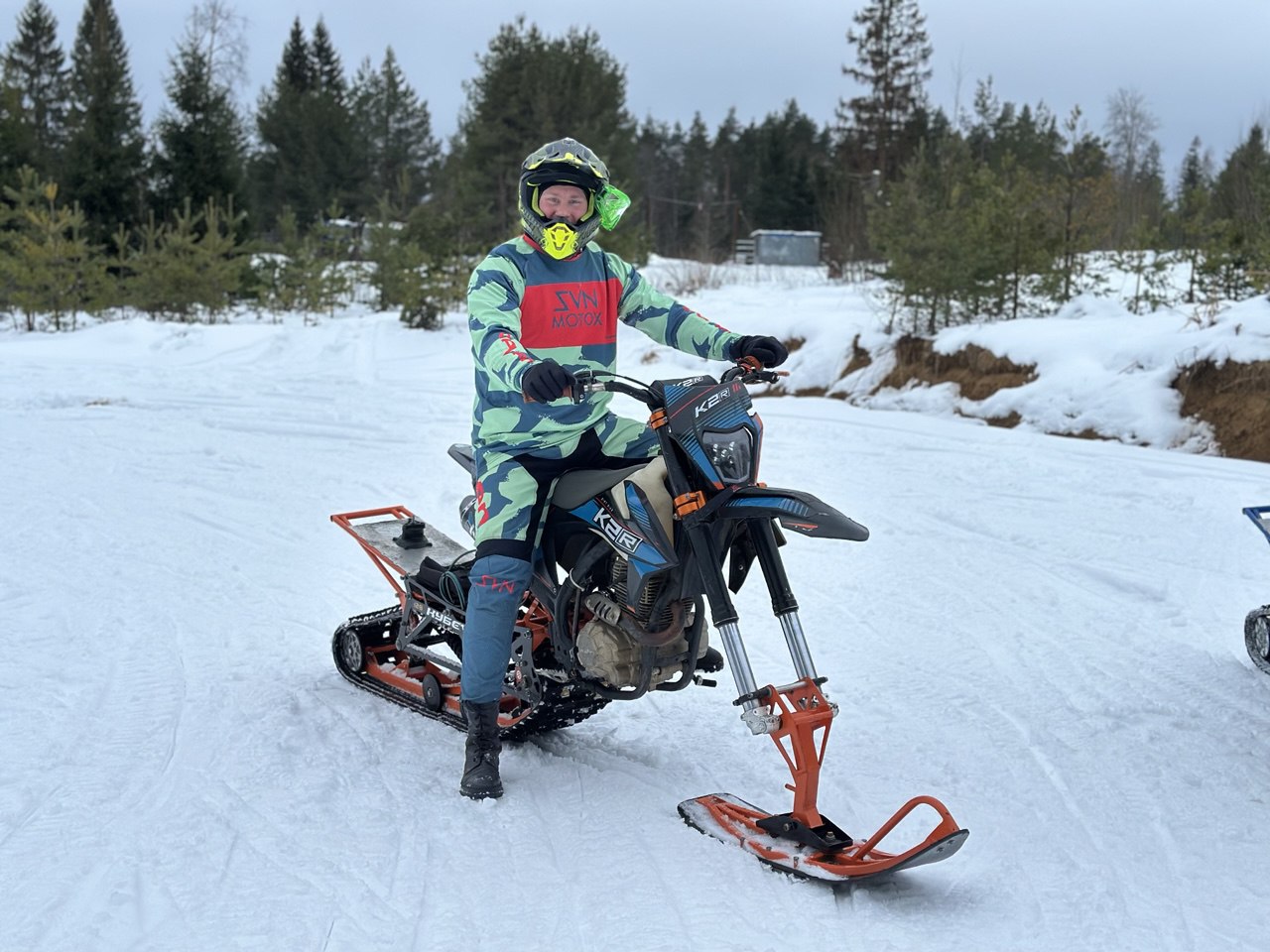 Драйвовое катание на сноубайке