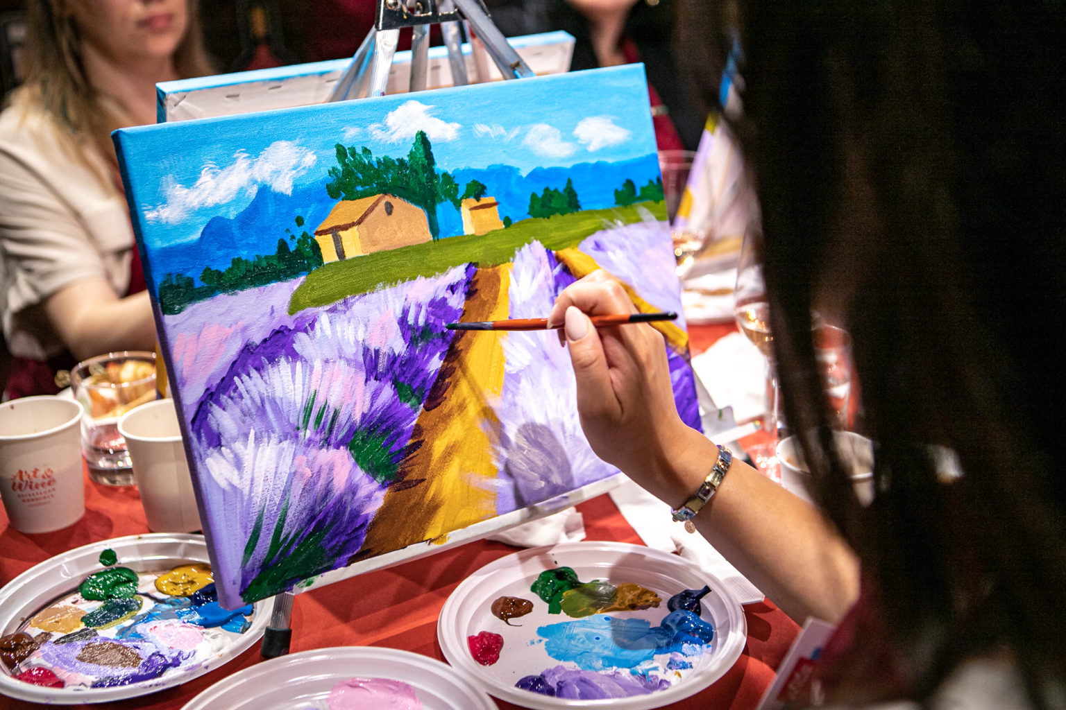 Арт-вечеринка: картина за бокалом вина