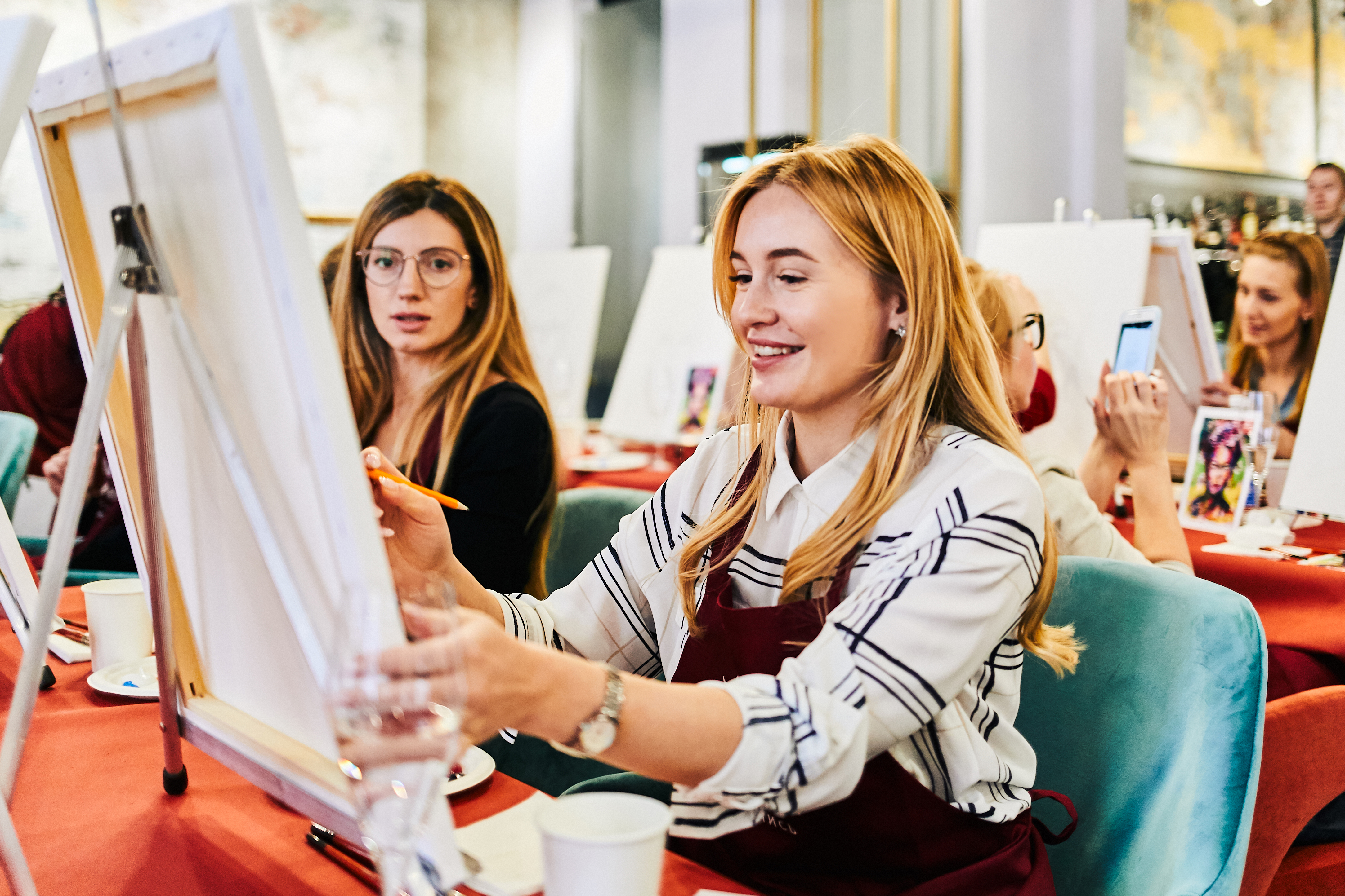 Арт-вечеринка: картина за бокалом вина