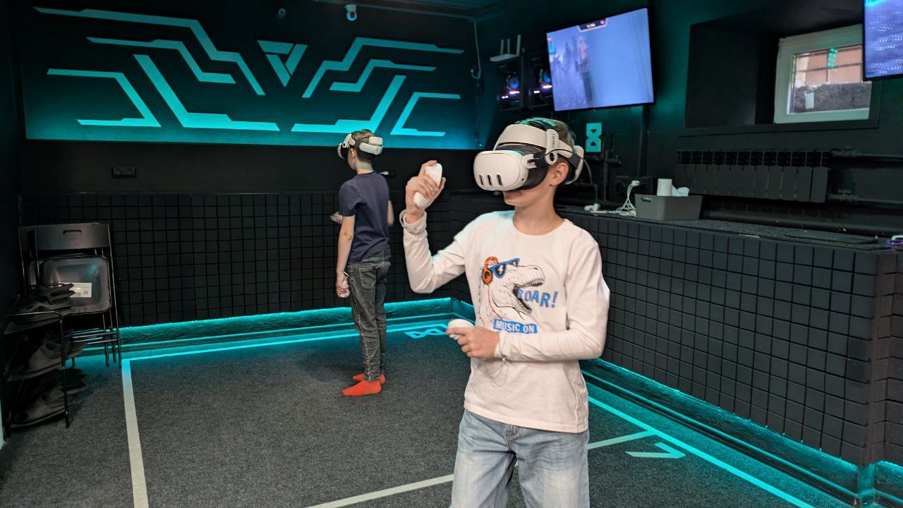 Игра в шлеме виртуальной реальности