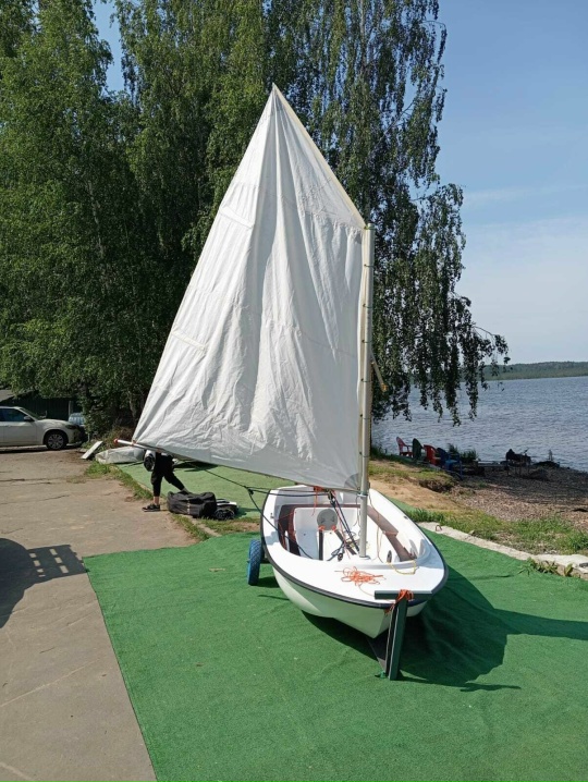 Катание на парусном катамаране